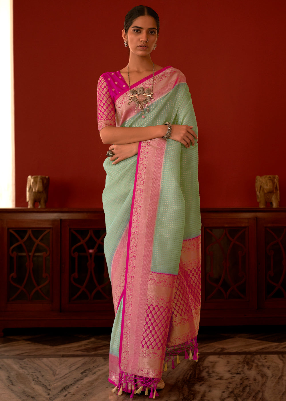 BOTTLE GREEN AND GOLD BANARASI SAREE WITH CONTRAST PINK DETAILS –  Toshaany.com