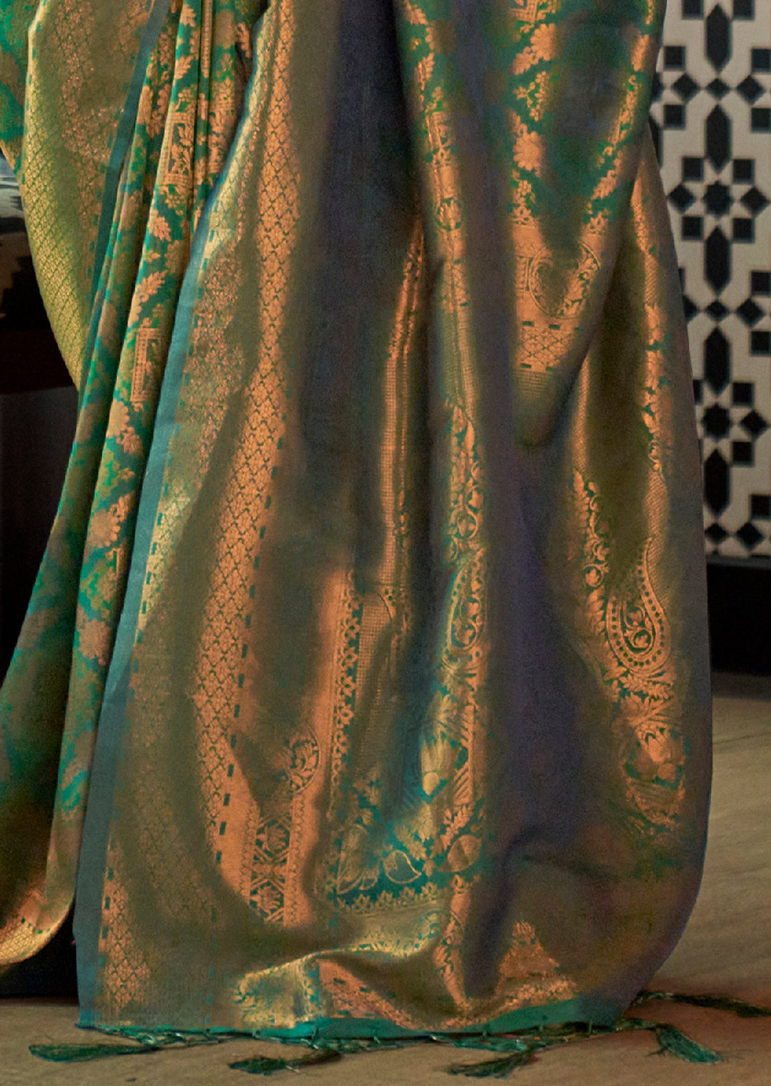 EMERALD GREEN ZARI WOVEN TWO TONE HANDLOOM KANJIVARAM SILK SAREE
