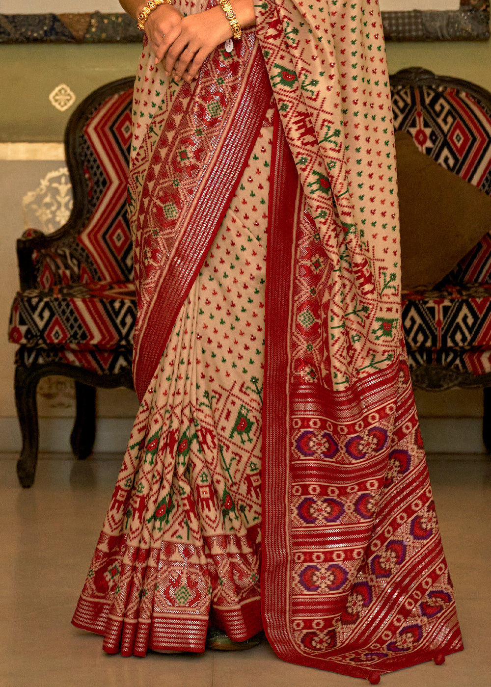 BEIGE WOVEN MANGALKARI PATOLA SILK SAREE