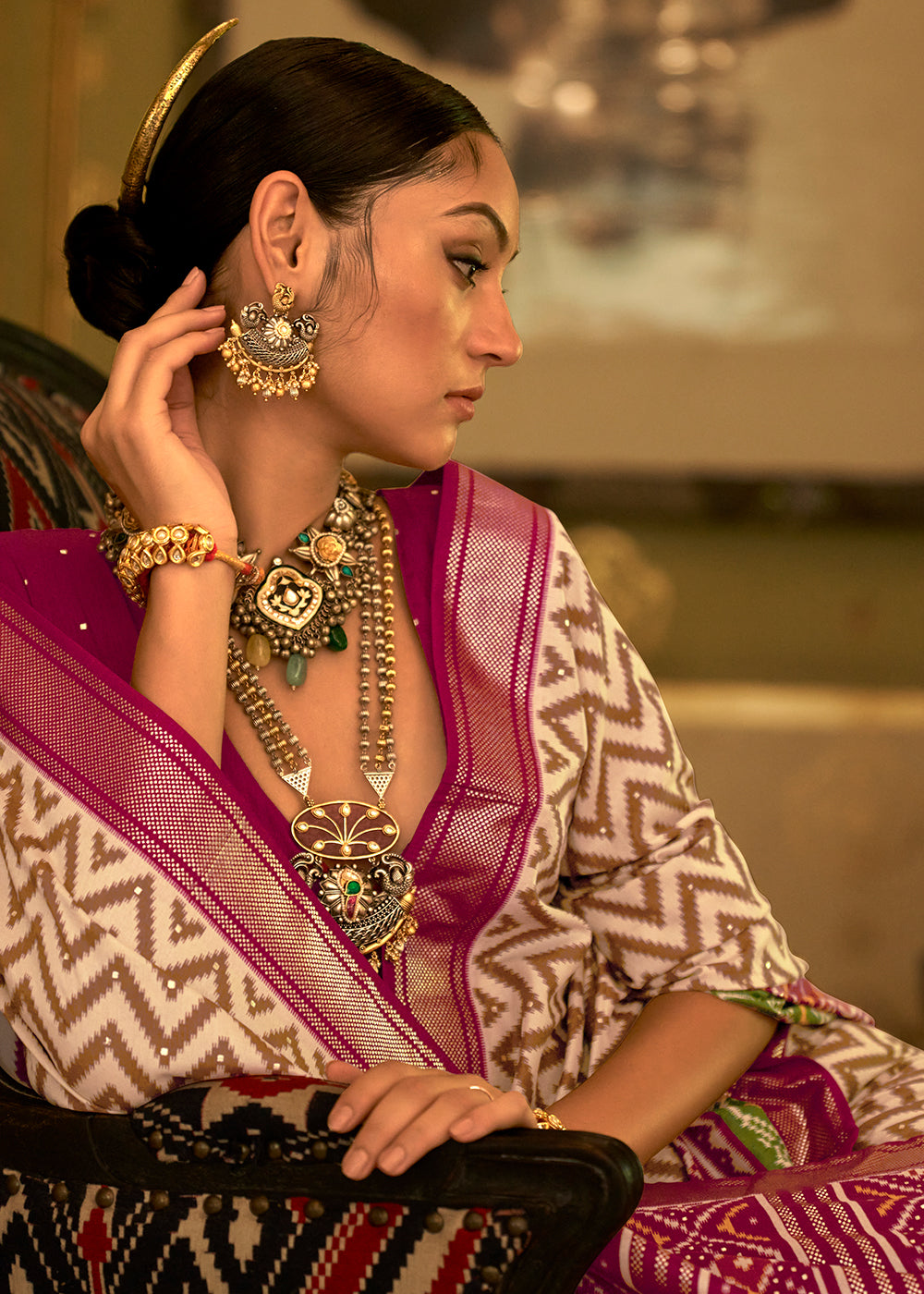 MAGENTA AND WHITE WOVEN MANGALKARI PATOLA SILK SAREE