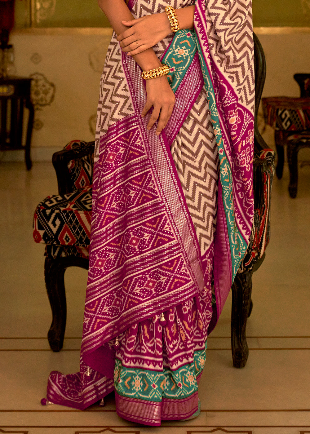 MAGENTA AND WHITE WOVEN MANGALKARI PATOLA SILK SAREE