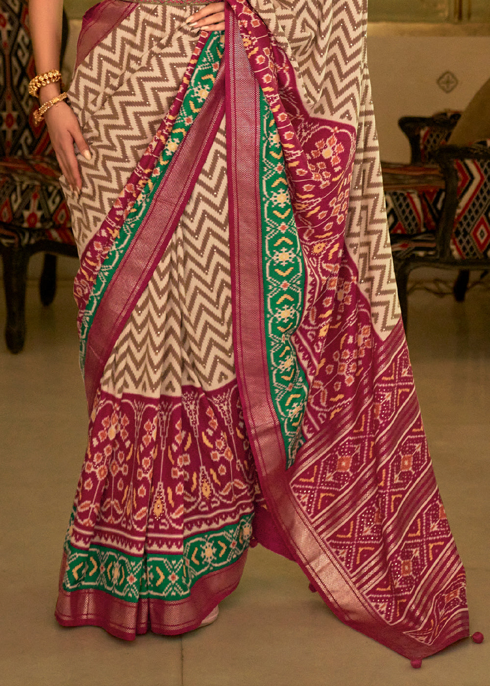 RUBY RED AND WHITE WOVEN MANGALKARI PATOLA SILK SAREE